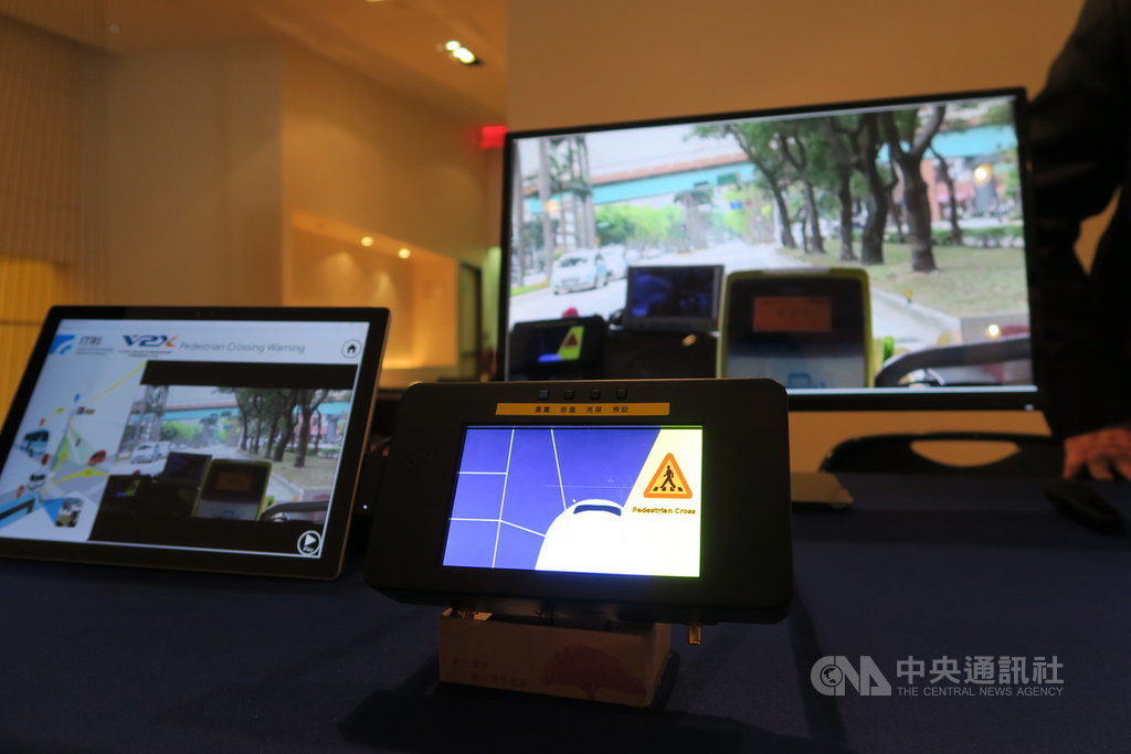 工研院開發iRoadSafe智慧道路安全警示系統,以車間通訊技術解決駕駛視線死角問題,圖為提醒駕駛前方可能有車輛與行人闖入的車載顯示器。中央社記者尹俊傑紐約攝 108年4月4日