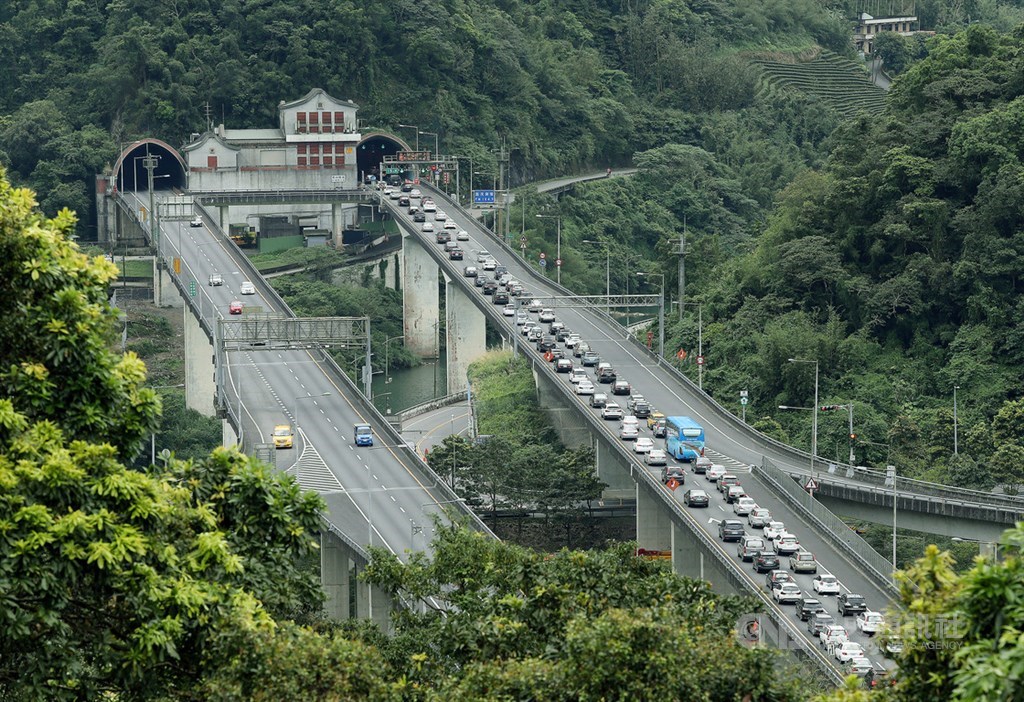 交通部高速公路局4日表示,清明假期車潮包括返鄉掃墓和出遊,僅次於春節。中央社記者郭日曉攝 108年4月4日