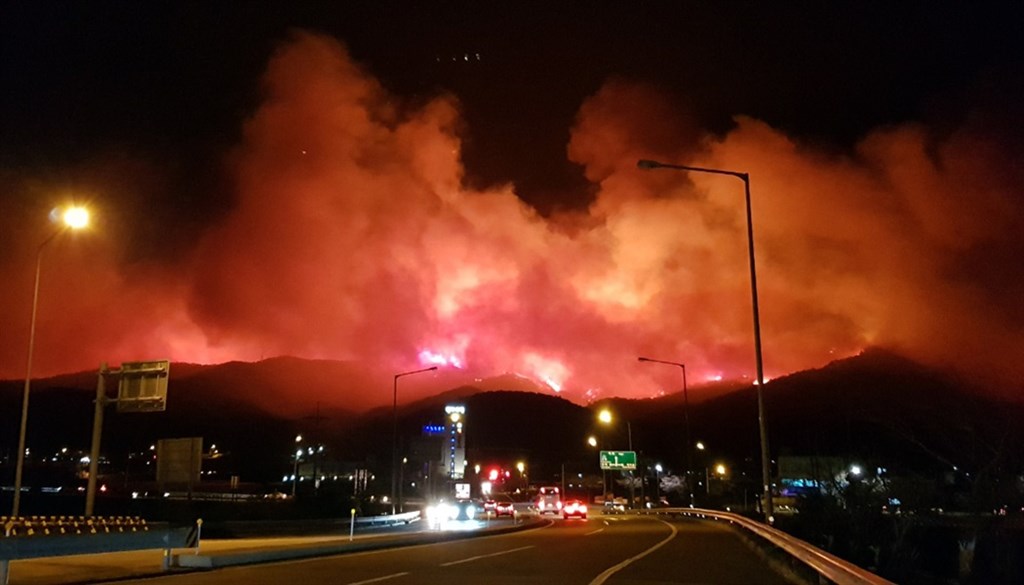 南韓東北部江原道高城4日發生森林大火,火勢在強風助長下延燒250公頃,造成1人死亡、10多人受傷。(韓聯社提供)