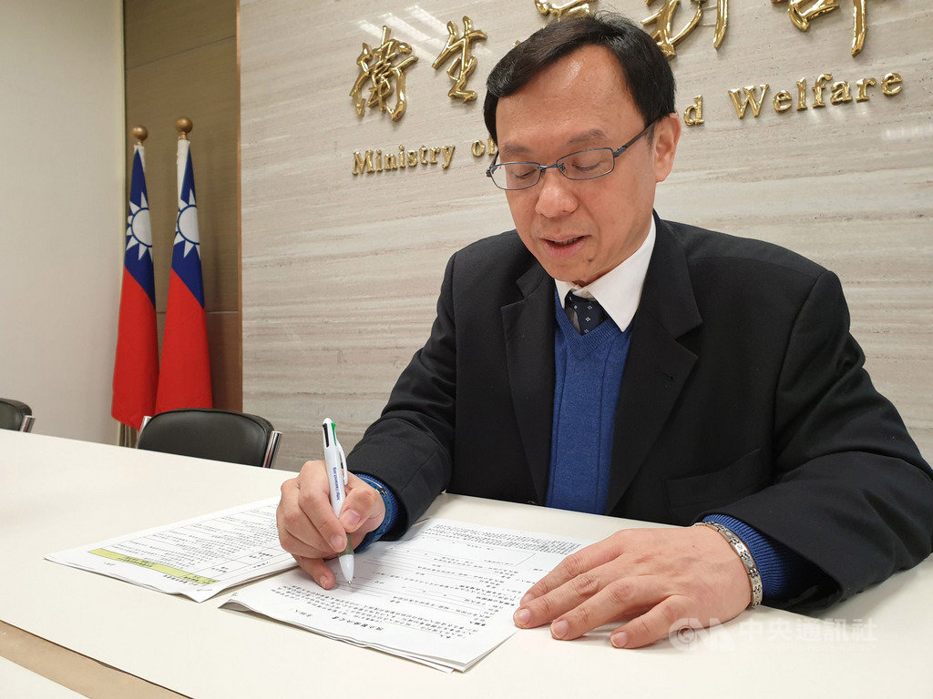 病人自主權利法賦予民眾拒絕醫療權利,可透過諮商完成預立醫療決定,但預立的意願能否被啟動,關鍵在臨床醫師和家屬態度。圖為衛福部醫事司長石崇良示意簽署預立醫療決定書。中央社記者陳偉婷攝 108年4月5日