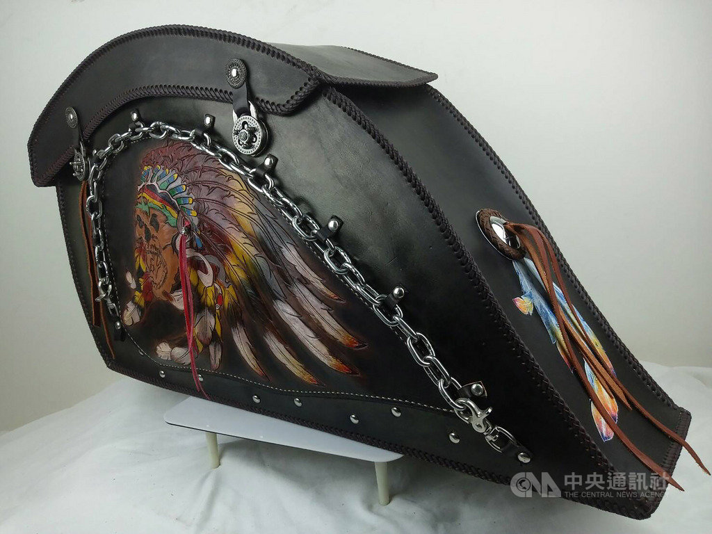 布農族皮雕工藝師瑪杜在生活物件與重機車上自創風格,親手打造融入原民圖騰與嬉皮風格的皮飾,他也盼有天能回到部落,傳承皮革工藝。(瑪杜提供)中央社記者黃旭昇新北市傳真 108年4月5日