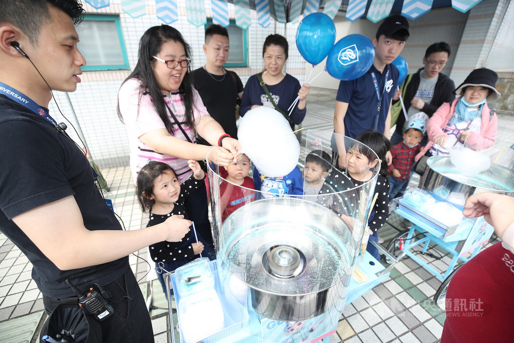 中華職棒富邦悍將5日在新莊棒球場進行主場開幕戰,並推出「家年華」主題日,安排闖關活動與棉花糖製作體驗,與大小球迷同樂。中央社記者張新偉攝 108年4月5日