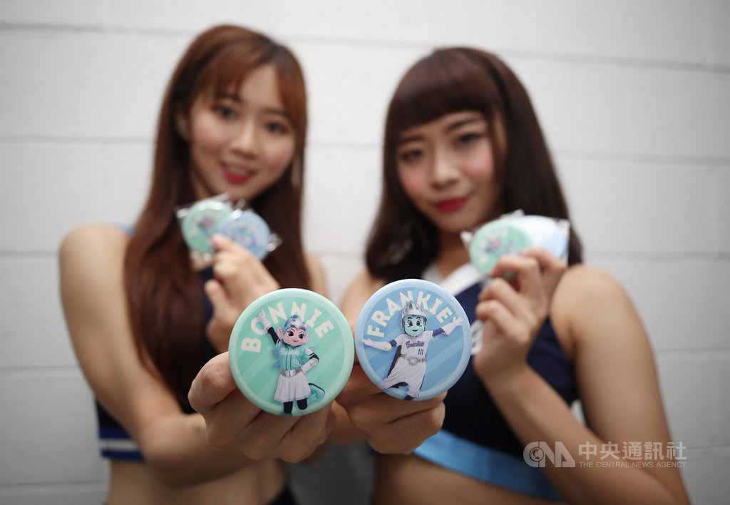 中華職棒富邦悍將隊5日在新莊棒球場進行主場開幕戰,並舉辦「家年華」主題活動,賽前在一、三壘側驗票入場口分別贈送限量Frankie與Bonnie徽章。中央社記者張新偉攝 108年4月5日