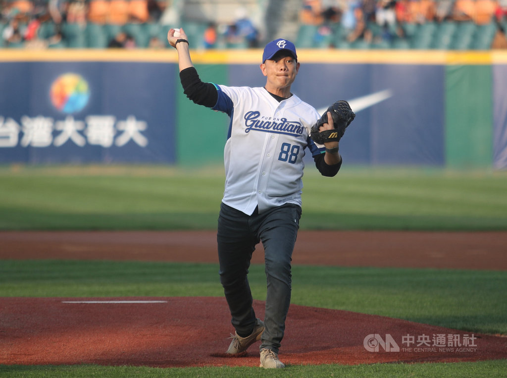 中華職棒富邦悍將隊5日在新莊棒球場進行主場開幕戰,賽前邀請國際名廚江振誠擔任開球嘉賓。中央社記者張新偉攝 108年4月5日