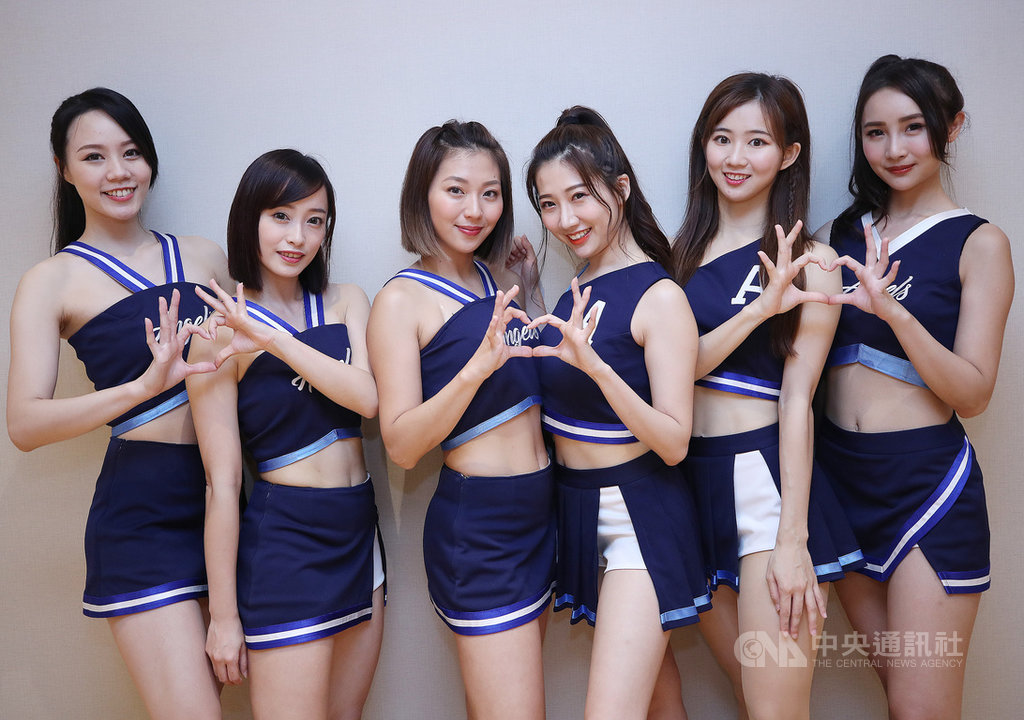 中華職棒富邦悍將隊5日在新莊棒球場進行主場開幕戰,啦啦隊Fubon Angels全員到齊,新任隊長Anny(左3)率領新學妹姍姍(左)、蓁蓁(右)、丹丹(左2)、秀秀子(右2)與游游(右3)亮相,帶動氣氛。中央社記者張新偉攝 108年4月5日