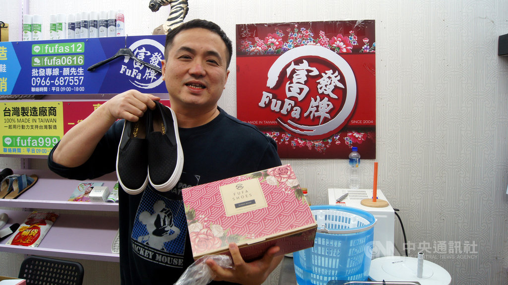 富發牌本土鞋總經理呂紹楠在網路直播賣鞋,為增加直播內容多元化,也開始販賣日常生活用品,但要求產品一定要「台灣製造」。中央社記者吳哲豪攝 108年4月6日