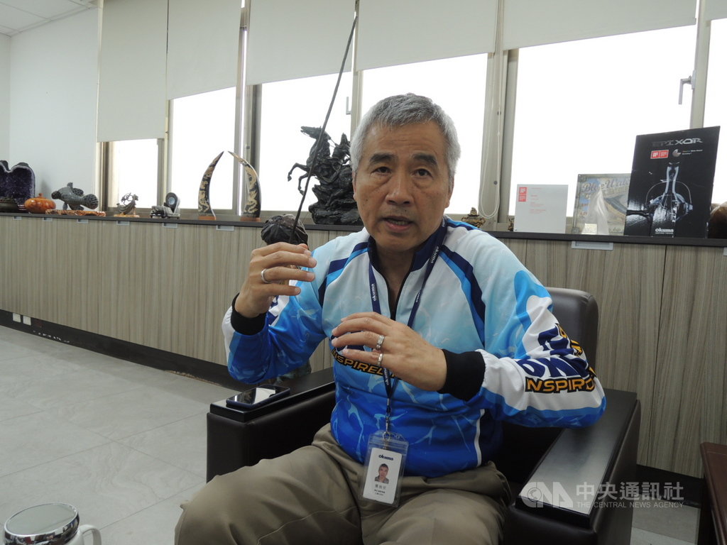 寶熊集團董事長張良任小時候總是跟著愛釣魚的爸爸與舅舅後面跑,現在更珍藏著舅舅送的自製捲線器,成為後來打造寶熊漁具王國的一段因緣。中央社記者郝雪卿攝 108年4月6日