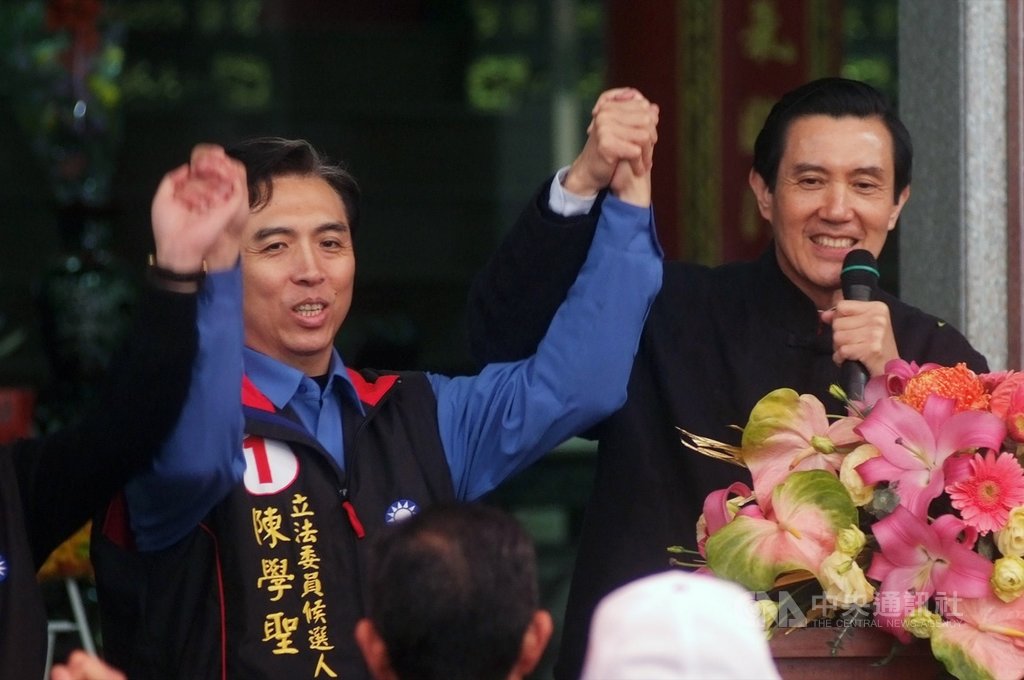 國民黨立委陳學聖(左)20年前擔任立法院外交委員會召集委員時,曾與立委訪問俄羅斯,捐款幫助當地視障朋友,20年後捐款依舊,讓不少視障朋友相當感謝。(檔案照片)中央社記者邱俊欽桃園傳真 108年4月6日