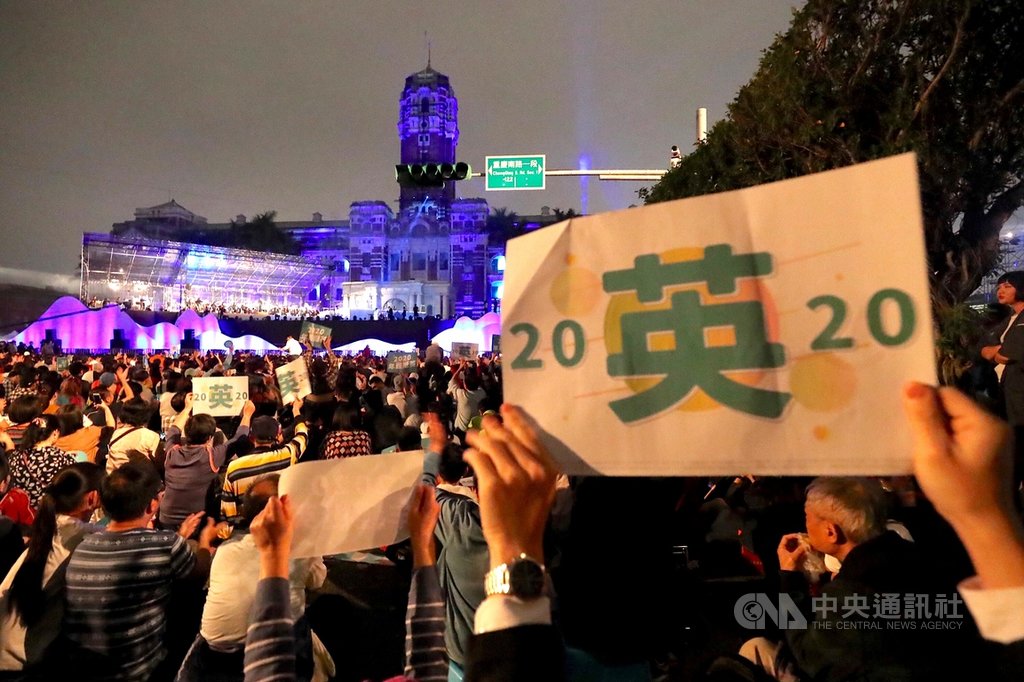 一群青年發起「我年輕,我挺英」行動,6日在凱達格蘭大道趁著2019總統府音樂會舉行,共發放2000份手舉牌,並於晚間8時20分號召音樂會現場群眾一起高舉手牌,力挺總統蔡英文。中央社記者吳翊寧攝 108年4月6日