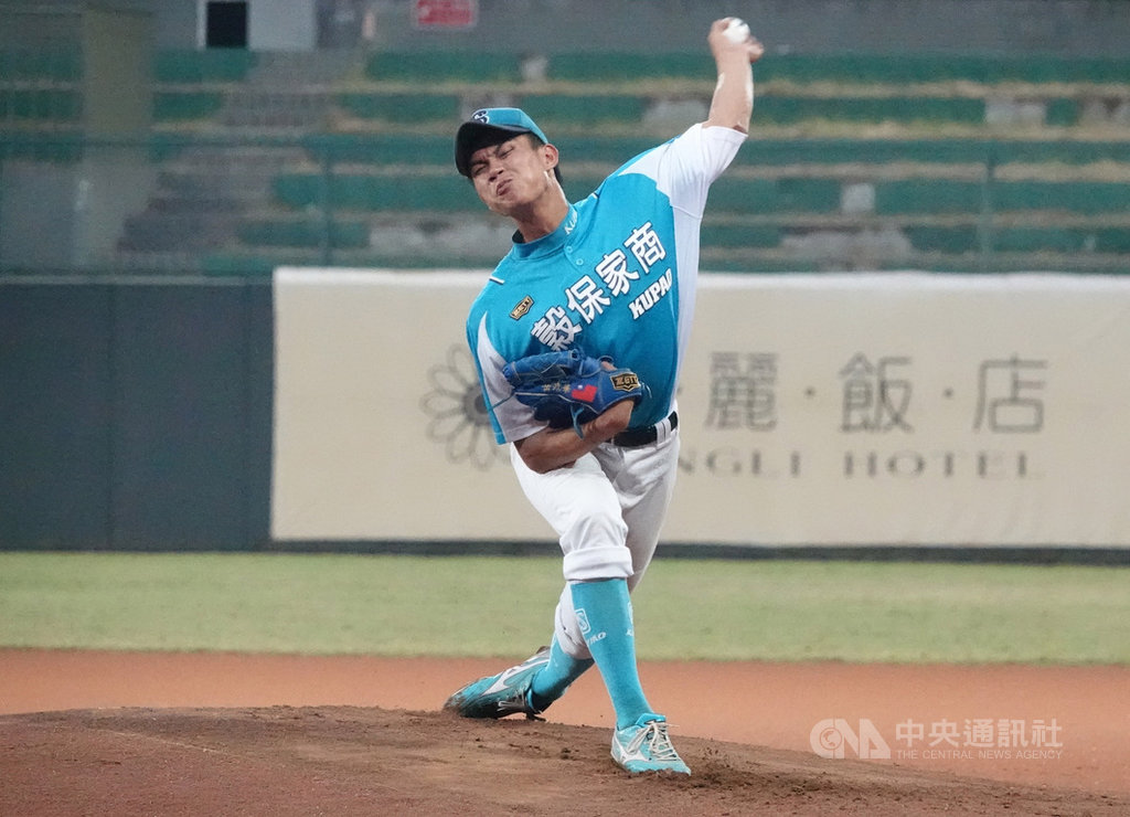 2019年東岸聯盟U18棒球邀請賽冠軍戰6日在台東開打,穀保家商兩任左投岳政華(圖)、王彥程聯手壓制,率隊勇奪冠軍,岳政華並拿下MVP。中央社記者謝靜雯攝 108年4月6日