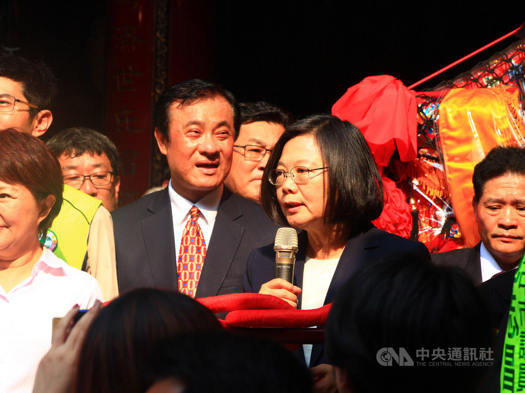 台中市大甲鎮瀾宮媽祖9天8夜遶境進香活動7日晚間展開,總統蔡英文(前右)下午到場見證上轎儀式,她致詞表示,看到這麼多信眾到場,這就是媽祖精神。中央社記者蘇木春攝 108年4月7日