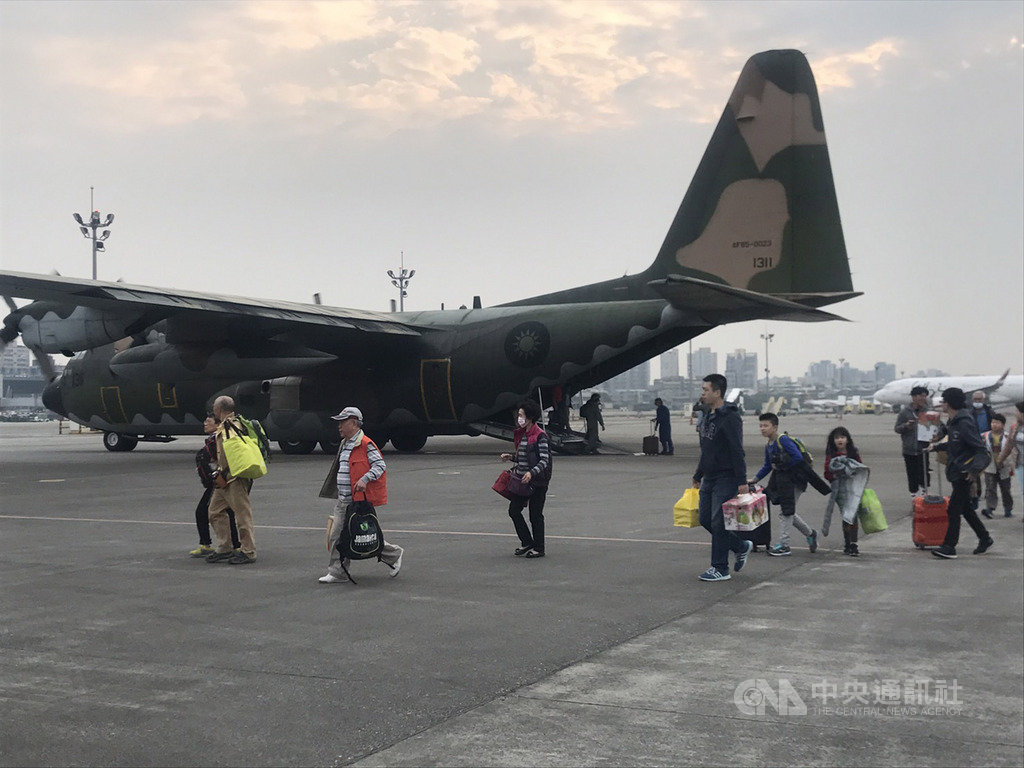 清明連假即將結束,為協助金門旅客疏運順利,交通部民用航空局7日表示,除協調民航業者加開4航班,也啟動兩波軍機,搭載140名旅客自金門返回松山機場。(民航局提供)中央社記者陳葦庭傳真 108年4月7日