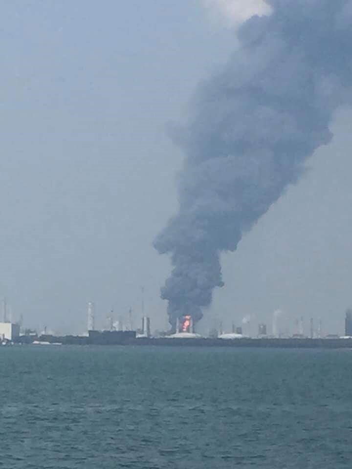 台塑麥寮六輕廠區7日下午發生氣爆,濃煙直竄天際。(圖取自facebook.com/162608724089621)