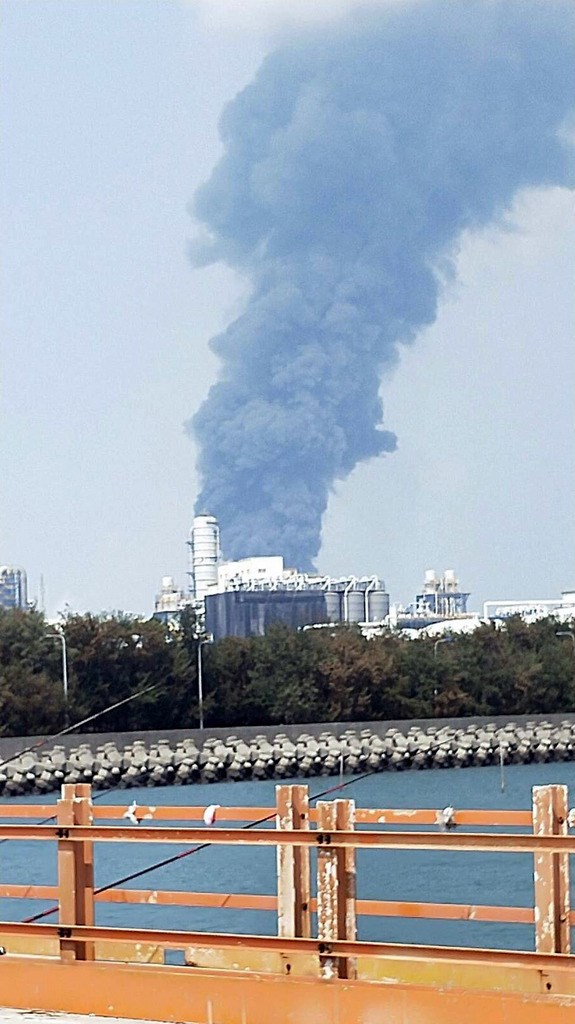 雲林縣麥寮六輕工業區台化芳香烴三廠7日下午發生氣爆案,雲林消防局已派員趕往現場搶救,工廠遠處可見濃煙直竄天際。(許姓民眾提供)中央社記者黃國芳傳真 108年4月7日