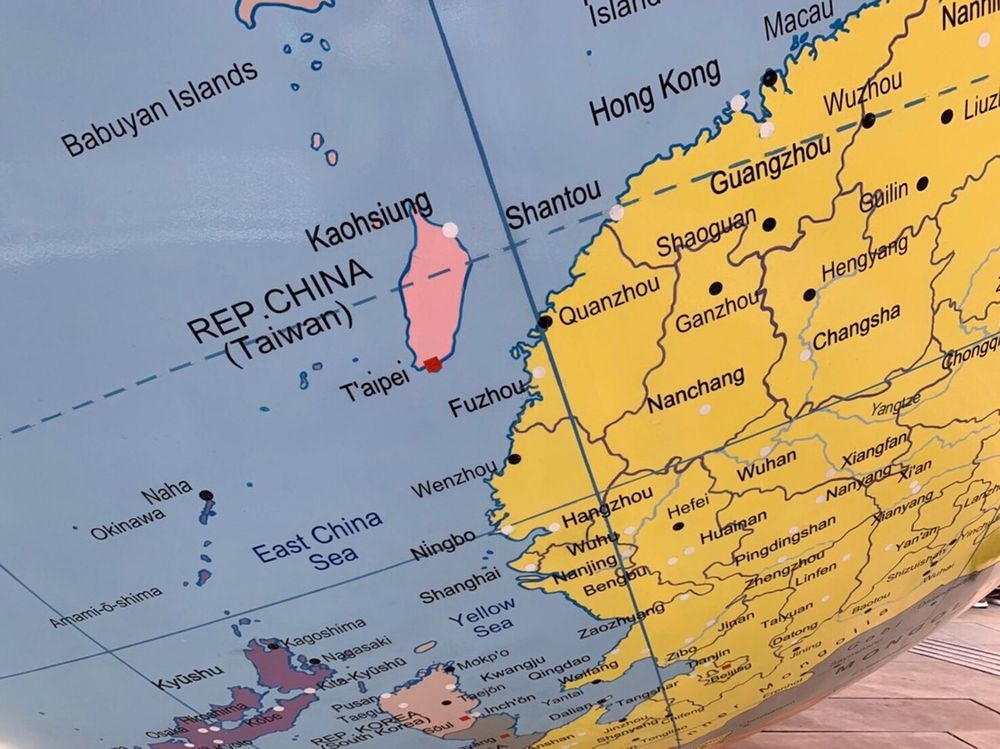 英國倫敦政經學院(LSE)的地球儀公共藝術品把台灣和中國標為不同顏色,引發爭議。(駐英代表處提供)中央社記者戴雅真傳真 108年4月7日