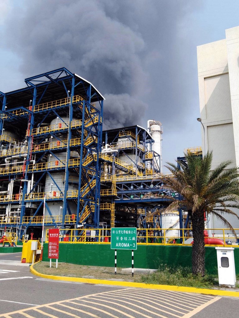 雲林縣麥寮六輕工業區台化芳香烴三廠7日下午發生氣爆案,大量濃煙竄出,雲林消防局派員前往搶救中。(雲林縣消防局提供)中央社記者黃國芳傳真 108年4月7日