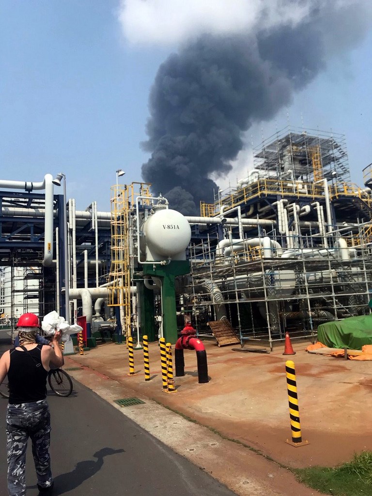 雲林縣麥寮六輕工業區台化芳香烴三廠7日下午發生氣爆案,現場竄出陣陣濃煙,雲林消防局派員趕往搶救中。(民眾提供)中央社記者黃國芳傳真 108年4月7日