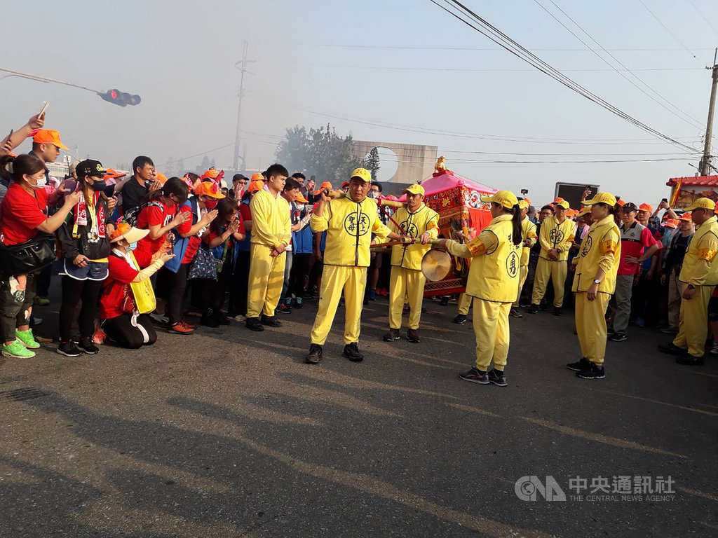 苗栗縣通霄鎮白沙屯拱天宮媽祖徒步往北港進香8日起駕,傳出「香丁腳」遭遊覽車碰撞或體力不支暈倒等狀況,警方呼籲隨香信徒注意交通安全、評估自身體能,量力而為。(通霄救難協會提供)中央社記者管瑞平傳真 108年4月8日