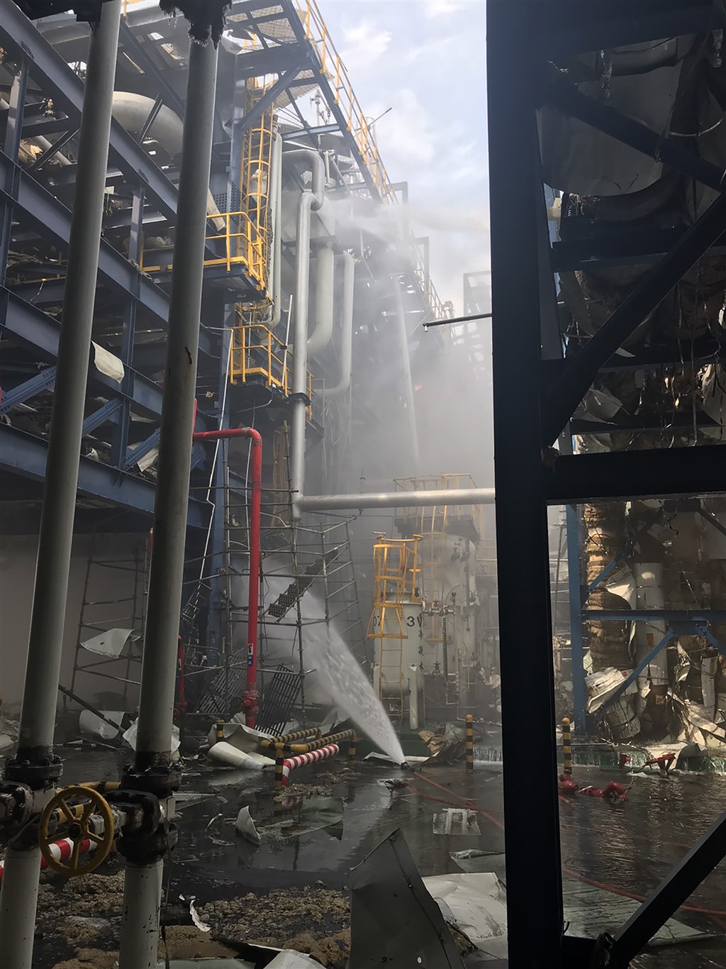 雲林縣消防局表示,7日發生氣爆的台塑六輕工業區台化公司芳香烴三廠,燃燒近26小時後,火勢在8日下午3時51分熄滅,現場僅存水蒸氣。(雲林縣消防局提供)中央社記者葉子綱傳真 108年4月8日