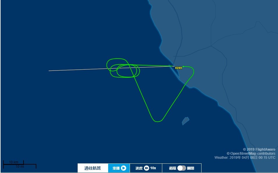 港龍航空451航班因引擎冒煙在外海盤旋後折返高雄,圖為航班軌跡。(圖取自FlightAware網頁flightaware.com)