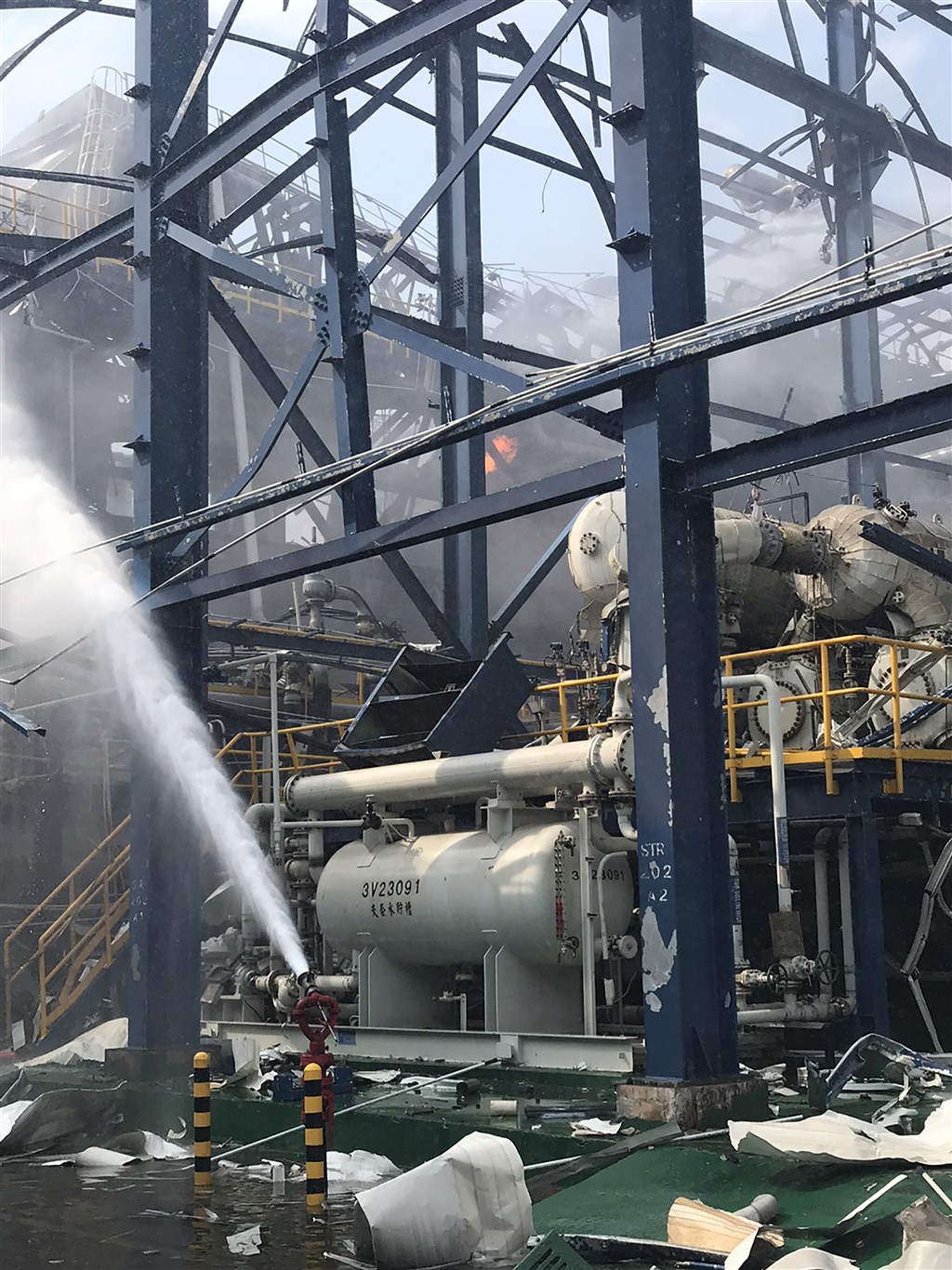雲林縣消防局表示,7日發生氣爆的台塑六輕工業區台化公司芳香烴三廠,8日下午3時51分確認火勢熄滅,僅存水蒸氣,燃燒近26小時,後續將進行火場及災損調查。(雲林縣消防局提供)中央社記者葉子綱傳真 108年4月8日