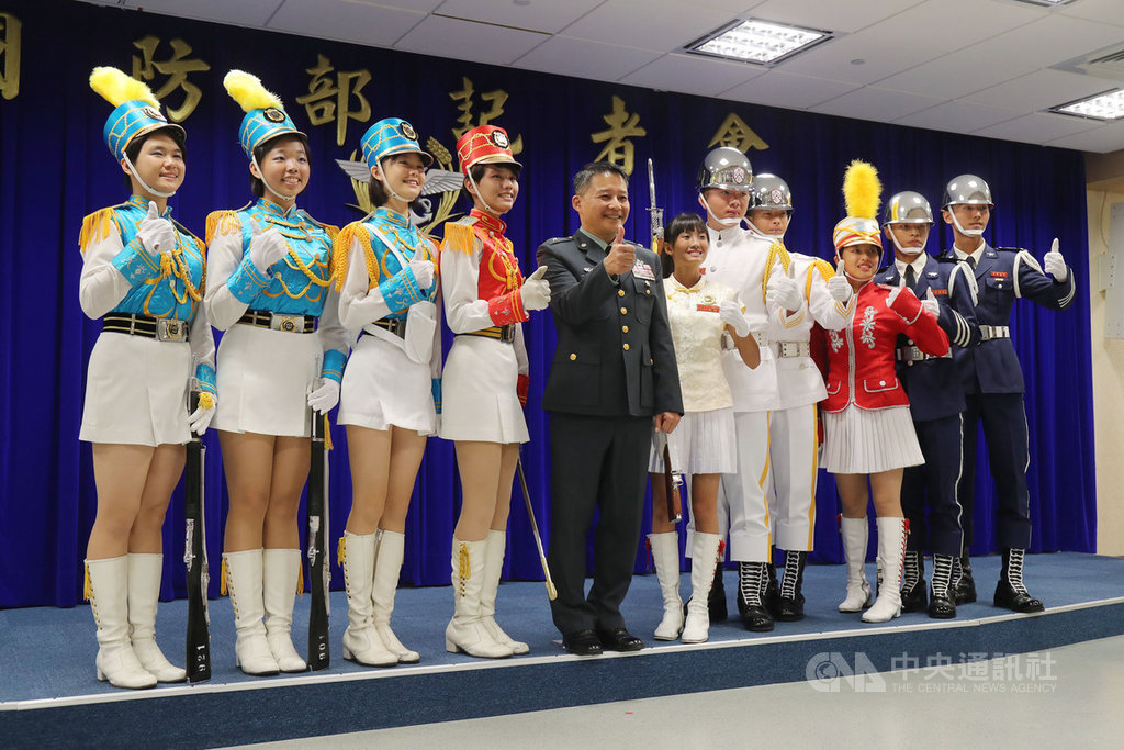 國防部今年舉辦第3屆全國高級中等學校儀隊競賽,共44所學校參加。國防部政戰局文宣心戰處樓偉傑少將(左5)9日上午與恆春工商、台中女中、莊敬高職3所學校儀隊代表出席記者會說明。中央社記者裴禛攝 108年4月9日