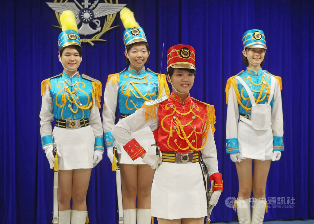 國防部舉辦「第3屆全國高級中等學校儀隊競賽」,9日在台北舉行記者會,邀請台中女中學校儀隊代表出席宣傳。中央社記者裴禛攝 108年4月9日