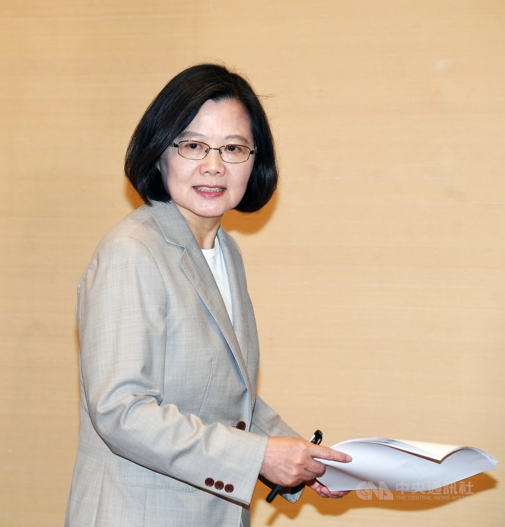 針對民進黨總統初選是否延後,總統蔡英文9日在總統府召開記者會表示,這一局牽動黨的未來、現在的執政及國家的未來,黨須有自己的意志與決定,要做什麼決定,希望能跟大家商量,做成的決定,「我們也會尊重」。中央社記者施宗暉攝 108年4月9日