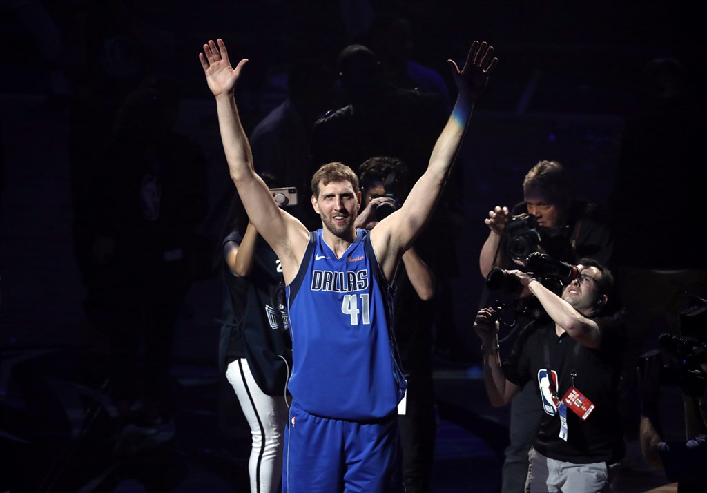 NBA達拉斯獨行俠德國籍球星諾威茨基(前)9日正式宣告退休,生涯共拿下3萬1560分,超越名將張伯倫,排名史上第6。(美聯社)