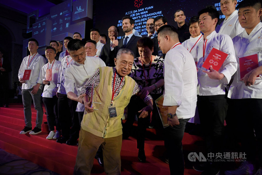 2019台北米其林指南10日公布,明福台菜海產今年獲米其林一星餐廳,主廚李日明(前中)親自到場領獎,合影後由年輕主廚攙扶離開。中央社記者王飛華攝 108年4月10日