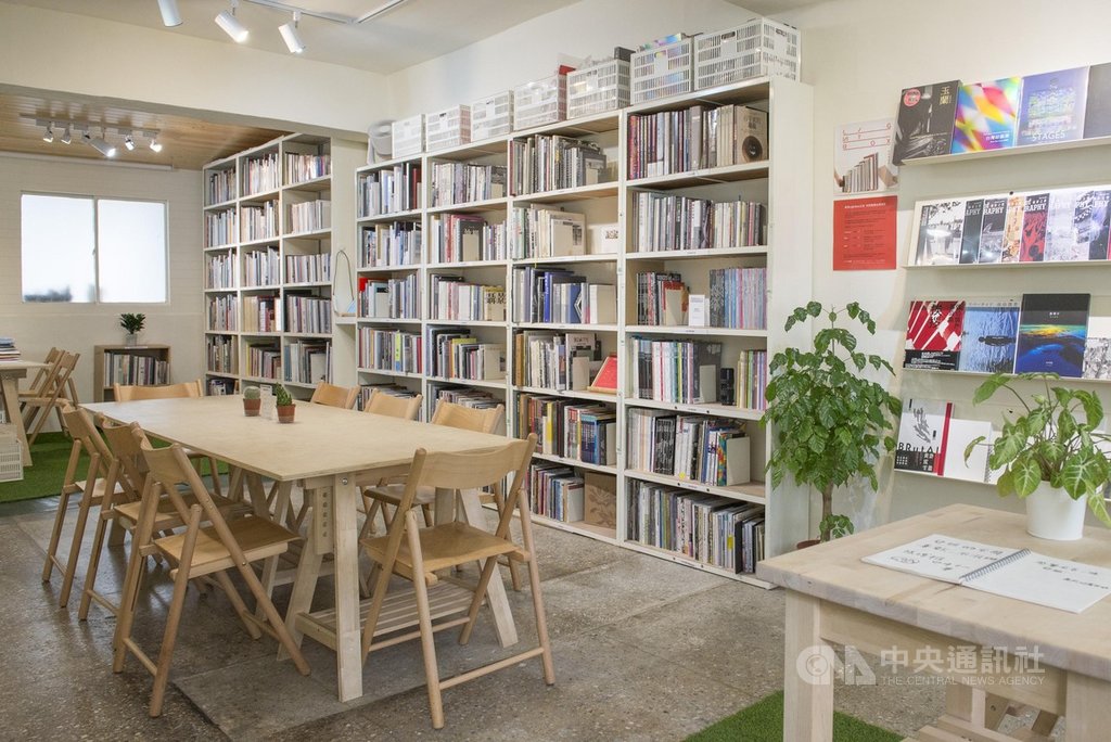 全台第一間攝影圖書室Lightbox(圖),近年來募集3300多本攝影書,但現有空間已不敷使用,近日發起募資,盼打造更舒適的學習平台。(Lightbox攝影圖書室提供)中央社記者鄭景雯傳真 108年4月10日