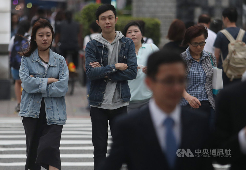 根據氣象預報,10日白天各地大多晴朗高溫,下午起鋒面通過及東北季風逐漸增強,北台灣雲量開始增多,入夜後轉涼。傍晚時分,台北街頭已能感受到氣溫漸降,許多民眾穿起外套。中央社記者張新偉攝 108年4月10日