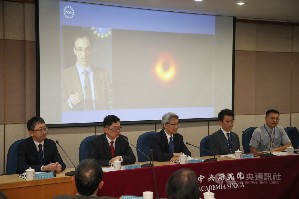 中研院10日晚間與全球其他5地點舉行同步記者會,公布事件視界望遠鏡(EHT)計畫成功拍到人類史上首張超大質量黑洞影像,這也是本世紀天文跟物理學界重大的發現之一。中央社記者張新偉攝 108年4月10日