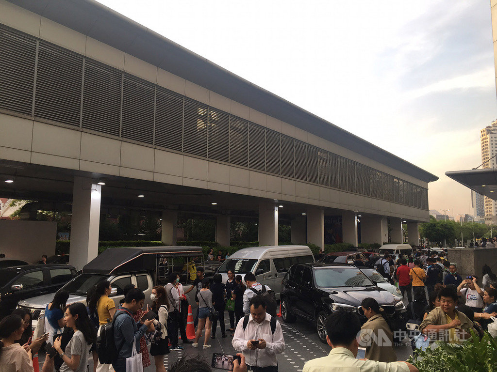 位於曼谷鬧區的曼谷盛泰瀾中央世界商業中心酒店(Centara Grand@CentralWorld)10日傍晚失火,業者緊急疏散酒店及周邊百貨公司的上千名民眾。(網友提供)中央社記者呂欣憓曼谷傳真 108年4月10日