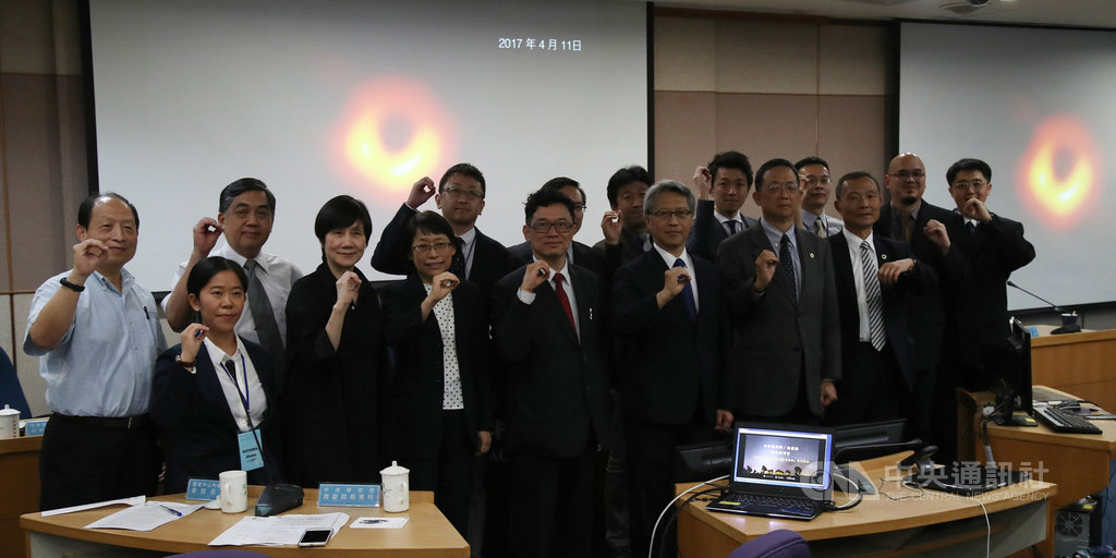 中央研究院10日晚間舉辦「事件視界望遠鏡(EHT)」計畫全球同步記者會,發表最新取得的重大成果,會中公布人類史上首次的超大質量黑洞影像。會後研究團隊合影留念。中央社記者張新偉攝 108年4月10日