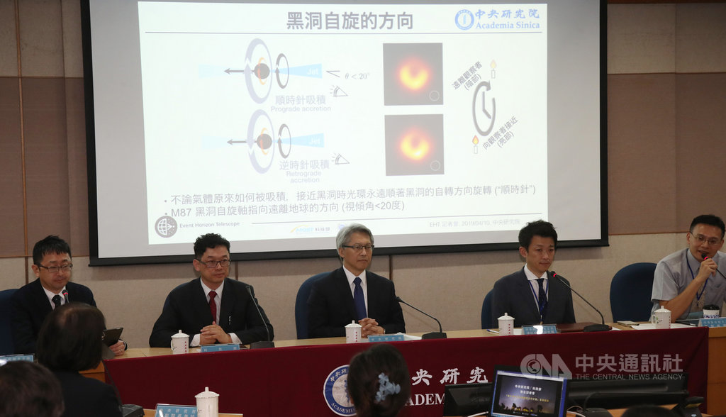 中研院參與跨國計畫,10日晚間發表首張黑洞影像,天文所副研究員淺田圭一(右2)與中研院客座專家中村雅德(後左)等人分別在記者會上簡報。中央社記者張新偉攝 108年4月10日