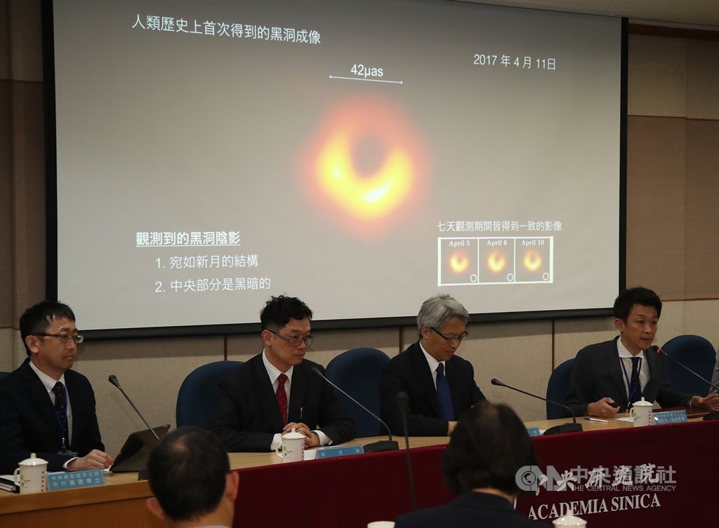 中央研究院10日晚間舉辦「事件視界望遠鏡(EHT)」計畫全球同步記者會,發表最新取得的重大成果,會中公布人類史上首張黑洞影像。天文所副研究員淺田圭一(右)向媒體說明。中央社記者張新偉攝 108年4月10日