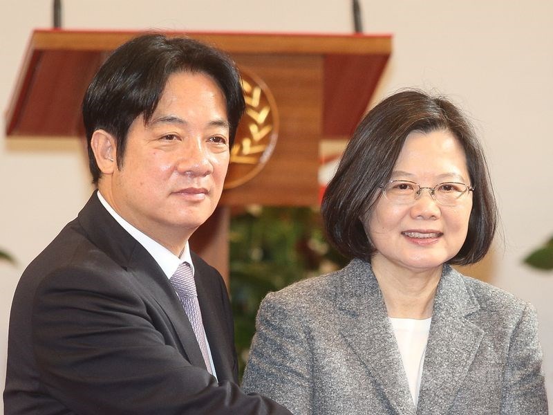 總統蔡英文(右起)與前行政院長賴清德總統提名之爭,協調期12日將屆,民進黨中執會10日通過「加長初選協調案」。(中央社檔案照片)
