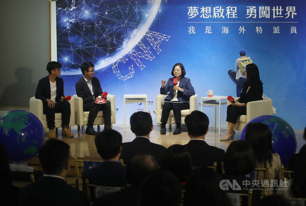 中央社「我是海外特派員」活動邁入第2屆,11日舉行「夢想啟程、勇闖世界」活動,總統蔡英文(右2)到場致詞,並與首屆完成海外實習的小特派員齊若堯(左2)、吳昇鴻(左)、蔡芃敏(右)進行座談。中央社 108年4月11日