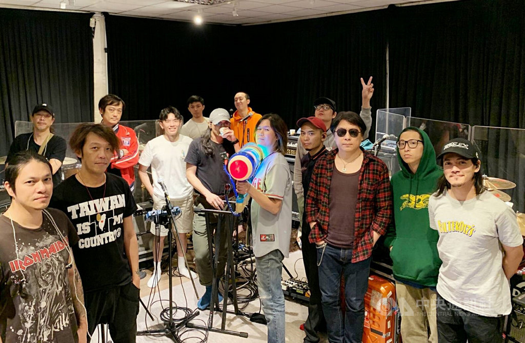 全美獨立音樂獎日前公布入圍名單,台灣樂團成績斐然,近期董事長樂團、滅火器、美秀集團為了「SUPER BAND團團轉演唱會」進行彩排,試圖用吶喊、自嘲、悲憤、幽默,唱出這個時代內心最深層的心聲。(獨一無二娛樂提供)中央社傳真 108年4月12日