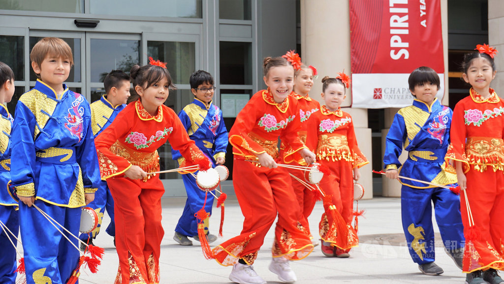 美國柴普曼大學(Chapman University)校園11日舉行台灣文化日活動,當地小學30名不同族裔的學童穿著中華傳統服飾演出民族舞蹈。中央社記者林宏翰洛杉磯攝 108年4月12日