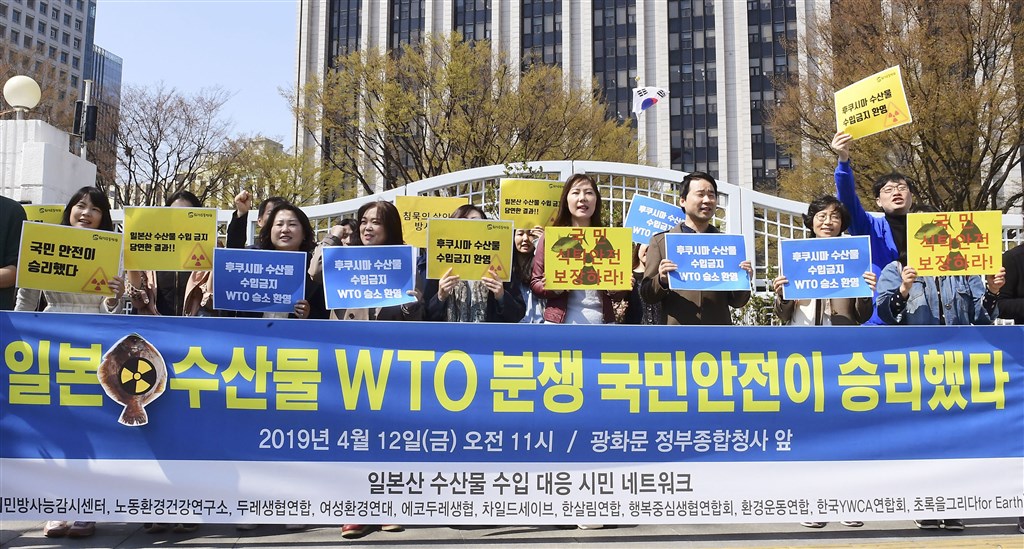 南韓政府禁日本福島等8縣水產品進口,被日本告上世界貿易組織(WTO)。11日出爐WTO報告認為,先前WTO小委員會判斷有誤,撤銷小委員會的判斷,實質上就是日本敗訴。南韓公民團體12日表達支持WTO審議結果。(共同社提供)