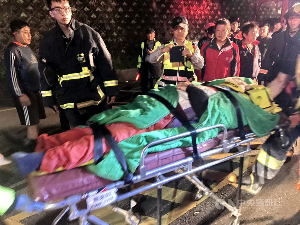 一名日籍人士12日深夜騎機車前往烏來途中,在新烏路墜落山谷,警消獲報漏夜搶救,送醫後宣告不治。(翻攝畫面)中央社記者黃旭昇新北傳真 108年4月13日
