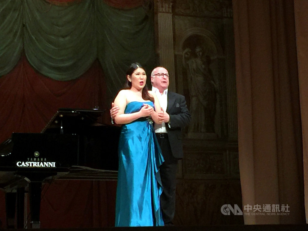 旅義台灣女高音耿立(左)與義大利男高音狄賽尼(Claudio Di Segni)(右)合作多首曲子,獲得熱烈掌聲。中央社記者黃雅詩羅馬攝 108年4月13日
