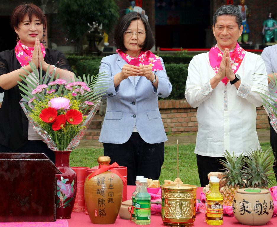 總統蔡英文(中)13日到南投縣出席「客家桐花祭」桐花山城開幕式,率客家委員會主任委員李永得(右)、民進黨立委蔡培慧(左)等人「謝天敬地」祭祀。中央社記者蕭博陽南投縣攝 108年4月13日