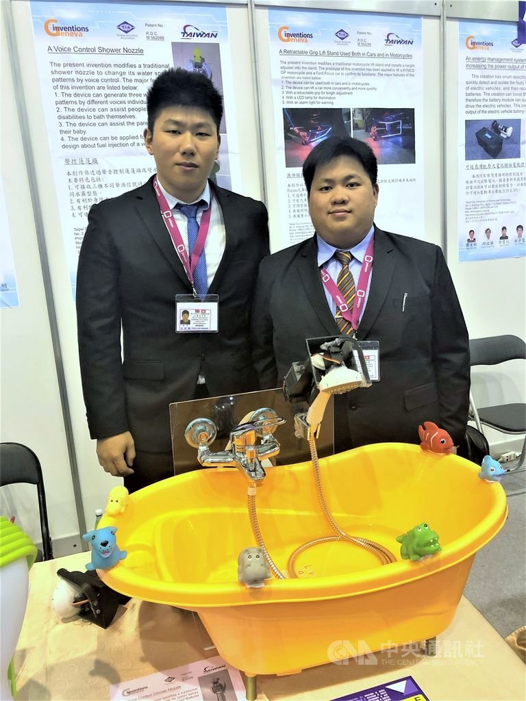 台北城市科技大學組團參加2019瑞士日內瓦國際發明展,機械系研發團隊以「聲控蓮蓬頭」拿下金牌。(城市科大提供)中央社記者陳至中台北傳真 108年4月13日