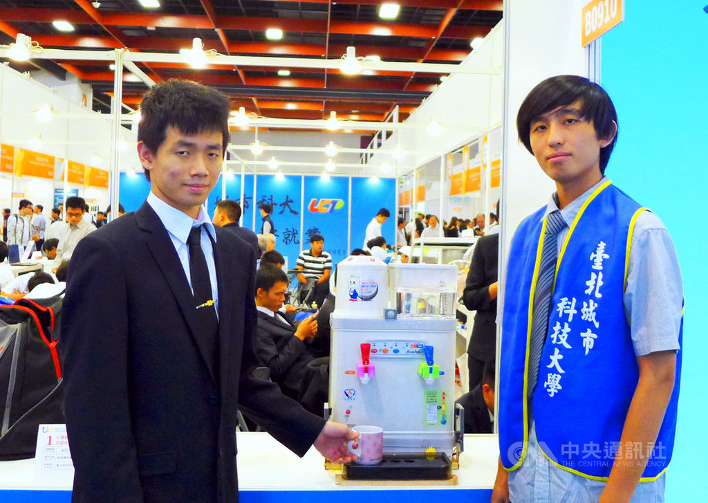 台北城市科技大學組團參加2019瑞士日內瓦國際發明展,電腦與通訊工程系團隊發明的「盲人專用智能飲水機」獲得金牌和特別獎。(城市科大提供)中央社記者陳至中台北傳真 108年4月13日