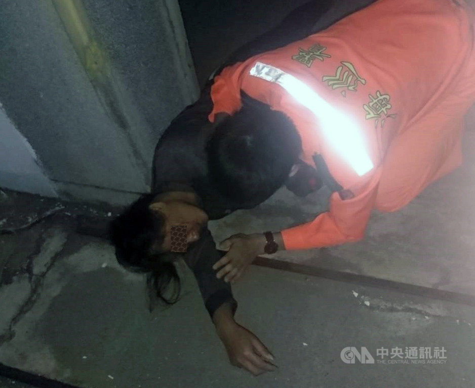 海巡署東部分署第13岸巡隊表示,一名婦女12日晚間到豐里守望哨按鈴求助,守望哨人員到外面查看,發現一名婦女倒在地上,婦人稱自己誤飲農藥,請求送醫,所幸搶救後婦人撿回一命,目前仍留院觀察中。(海巡提供)中央社記者盧太城台東傳真 108年4月13日