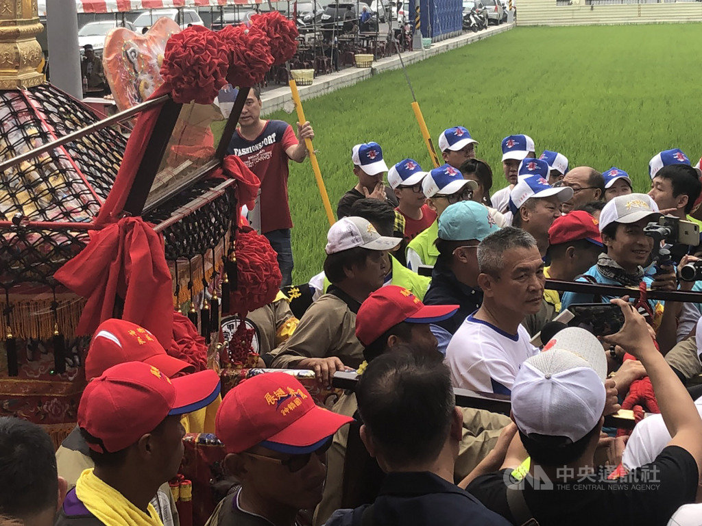 台中大甲鎮瀾宮媽祖遶境回鑾,13日進入彰化地區,更生人謝惠仁(中白衣者)在埤頭鄉親迎媽祖鑾轎,並敬獻金牌。(警方提供)中央社記者蕭博陽彰化縣傳真 108年4月13日
