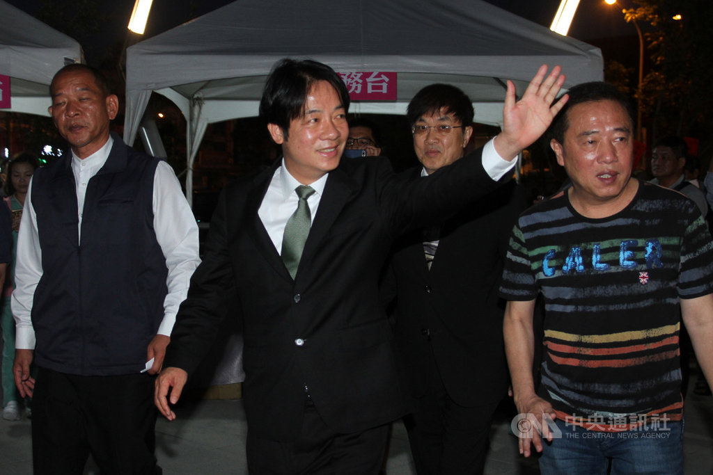 前行政院長賴清德(左2)13日晚間在台南出席台江文化中心開幕儀式時受訪表示,他堅持以君子之爭參與民進黨內總統初選,承諾輸掉初選者一定要支持贏的人。中央社 108年4月13日